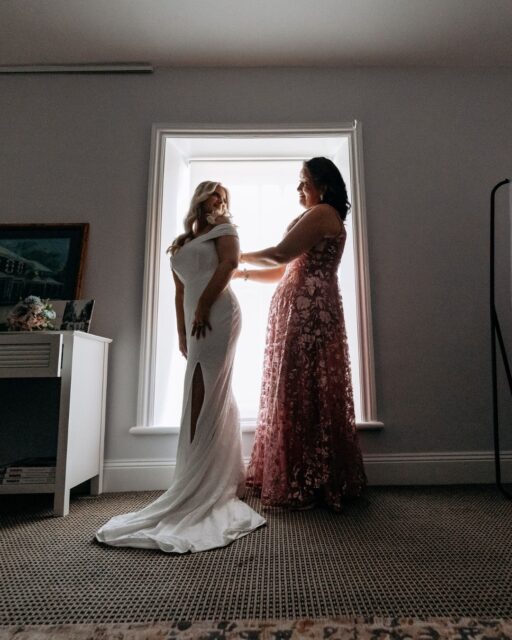 The quiet, beautiful moments before ‘I do’. Our Bridal Suite is made for memories like this.
#weddingsateynesbury #eynesburyweddings #destinationeynesbury #eynesbury #eynesburyhomestead #bridalsuite #gettingreadymoments
Photographer: @1.moment.prod