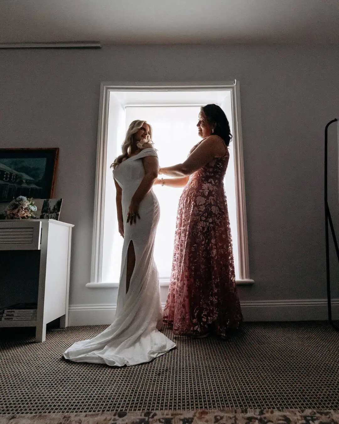 The quiet, beautiful moments before ‘I do’. Our Bridal Suite is made for memories like this.
#weddingsateynesbury #eynesburyweddings #destinationeynesbury #eynesbury #eynesburyhomestead #bridalsuite #gettingreadymoments
Photographer: @1.moment.prod